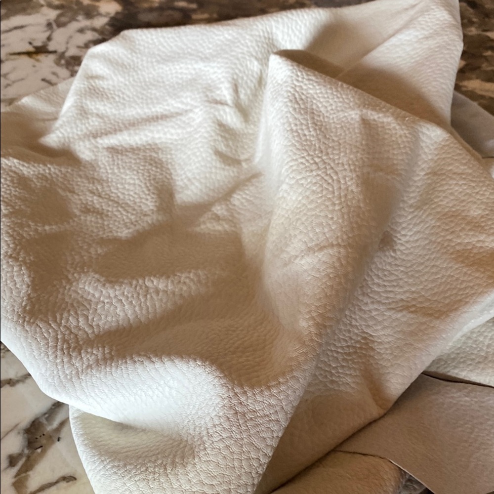 Luxurious textured cream colored sheepskin hide. - Picture 5 of 8